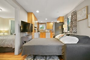 1 bedroom, iron/ironing board, WiFi, bed sheets - Beautiful Carriage House | Near Botanical Gardens | On site parking (denver)