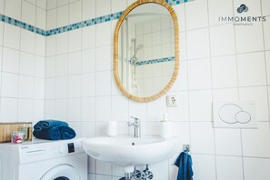 Dusche, Haartrockner, Handtücher, Seife