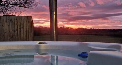 Hot Tub*,Fire, Super-king , Zip n Link beds.Views