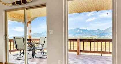 Cabin with Jaw-dropping Views near Black Canyon