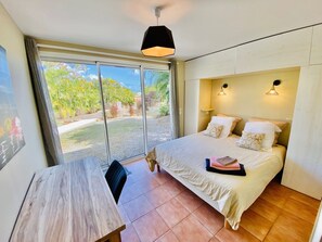 4 bedrooms, desk, iron/ironing board, travel cot