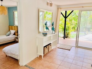 4 habitaciones, escritorio y tabla de planchar con plancha 