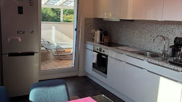 Wasserkocher mit Kaffee-/Teezubehör, Kühlschrank, Mikrowelle, Ofen
