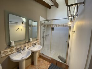 Bathtub, jetted tub, hair dryer, towels - Beautiful Finca Sa Canova Agroturismo in Campos (Campos)
