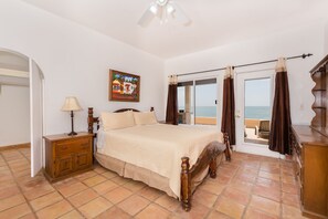 4 bedrooms, free WiFi, bed sheets - Cupula Azul: Spacious beachfront home in Las Conchas with lovely ocean views (Puerto Peñasco)