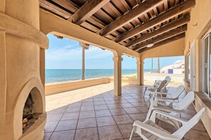 Terrace/patio - Cupula Azul: Spacious beachfront home in Las Conchas with lovely ocean views (Puerto Peñasco)
