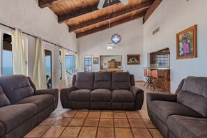 TV, lareira, DVD player, aparelho de som