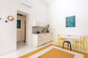 Geladeira, micro-ondas, lava-louças, chaleira elétrica