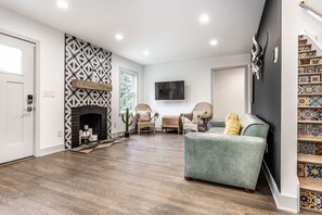 Smart TV - La Casa Negra - Spanish Townhome in SoBro (Indianapolis)