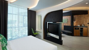 Sky Premium Room | Minibar, pengeskab på værelset, skrivebord