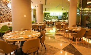 Bữa sáng buffet hàng ngày (50 AED/mỗi người) 