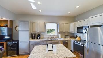 Réfrigérateur, micro-ondes, plaque de cuisson, lave-vaisselle