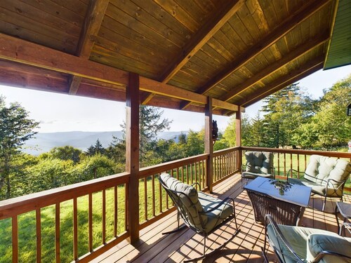 S Westridge View Cabin with Hot Tub & Resort Shuttle
