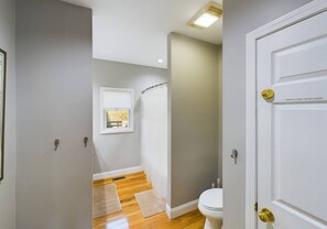 Duschwanne, Haartrockner, Handtücher