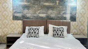 Ropa de cama de alta calidad, minibar, muebles diferentes y escritorio