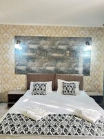 Habitación Deluxe | Ropa de cama de alta calidad, minibar, mobiliario individual