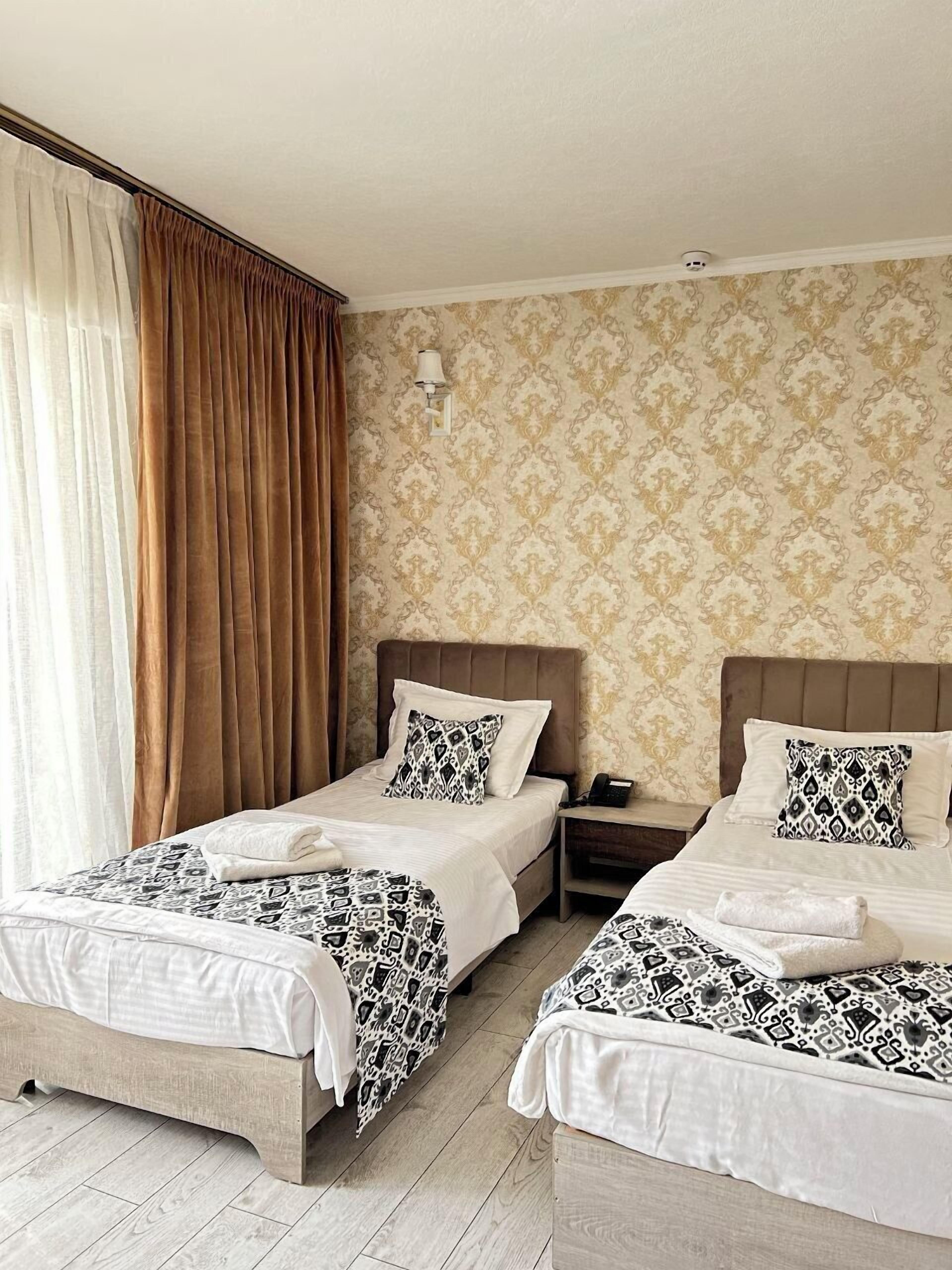 Basic-Zweibettzimmer | Hochwertige Bettwaren, Minibar, individuell eingerichtet, Schreibtisch