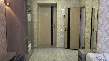 Quarto triplo superior | Roupas de cama premium, frigobar, individualmente mobiliados