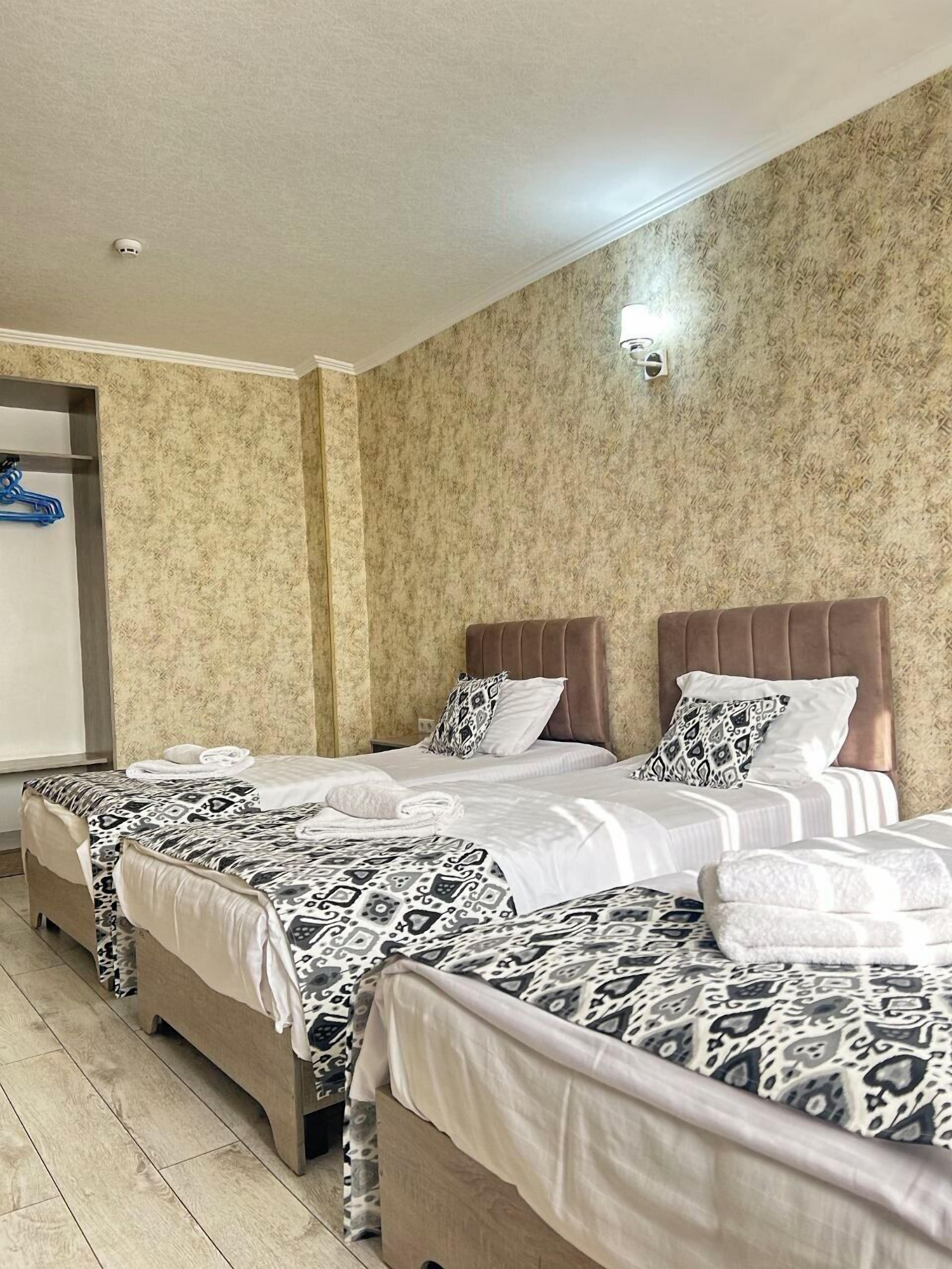 Hochwertige Bettwaren, Minibar, individuell eingerichtet, Schreibtisch