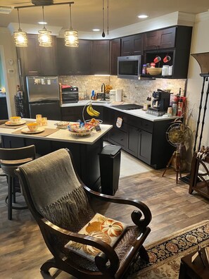 Fridge, microwave, oven, stovetop - College Park PRIVATE SAFE Villa - Mins to DT ORL/Winter Park & Eola FREE PARKING (Orlando)