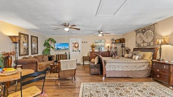1 habitación, escritorio, tabla de planchar con plancha y cuna de viaje