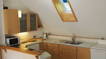 Een koelkast, een magnetron, een oven, een kookplaat