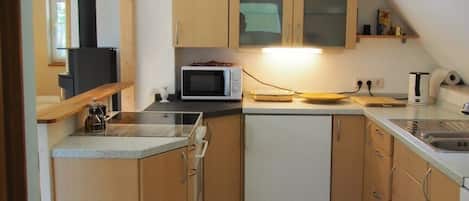 Een koelkast, een magnetron, een oven, een kookplaat