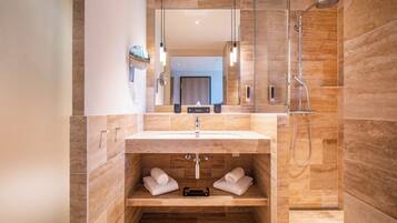 Dusche, Regendusche, Haartrockner, Hausschuhe
