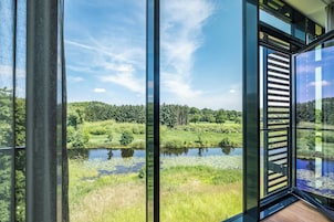 Deluxe mit Wasserblick | Cofres nos quartos, cortinas blackout, quartos à prova de som