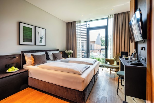 Superior | Caja de seguridad en la habitación, cortinas blackout y insonorización 