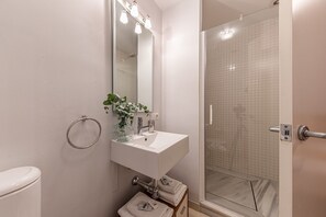 Shower, hair dryer, towels - Waou Andalusian Soul Centre (Sevilla)