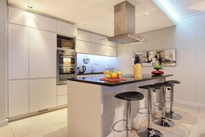 Geladeira, micro-ondas, fogão, cooktop