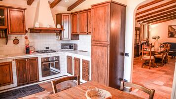 Frigorifero, microonde, forno, piano cottura