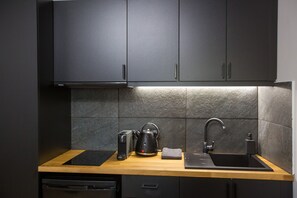 Frigobar, cooktop, máquina de café expresso, cafeteira/chaleira