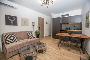 Suíte com design assinado | Área de estar | Smart TV 43 polegadas com canais digitais, TV