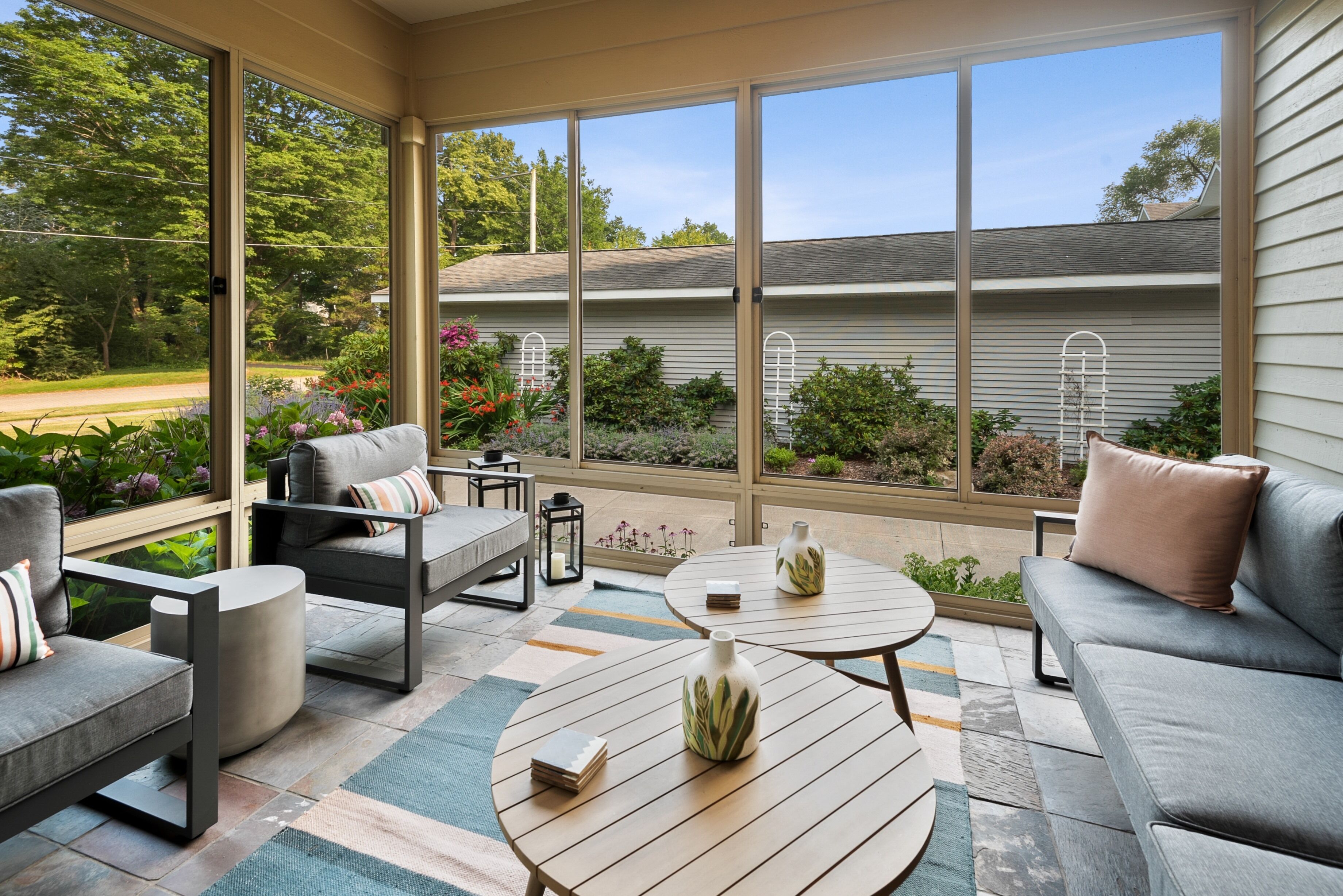 Luxurious Secluded Oasis Across from Lake in Artsy Downtown Douglas-Posh Game Rm