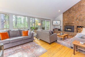 Smart TV, fireplace