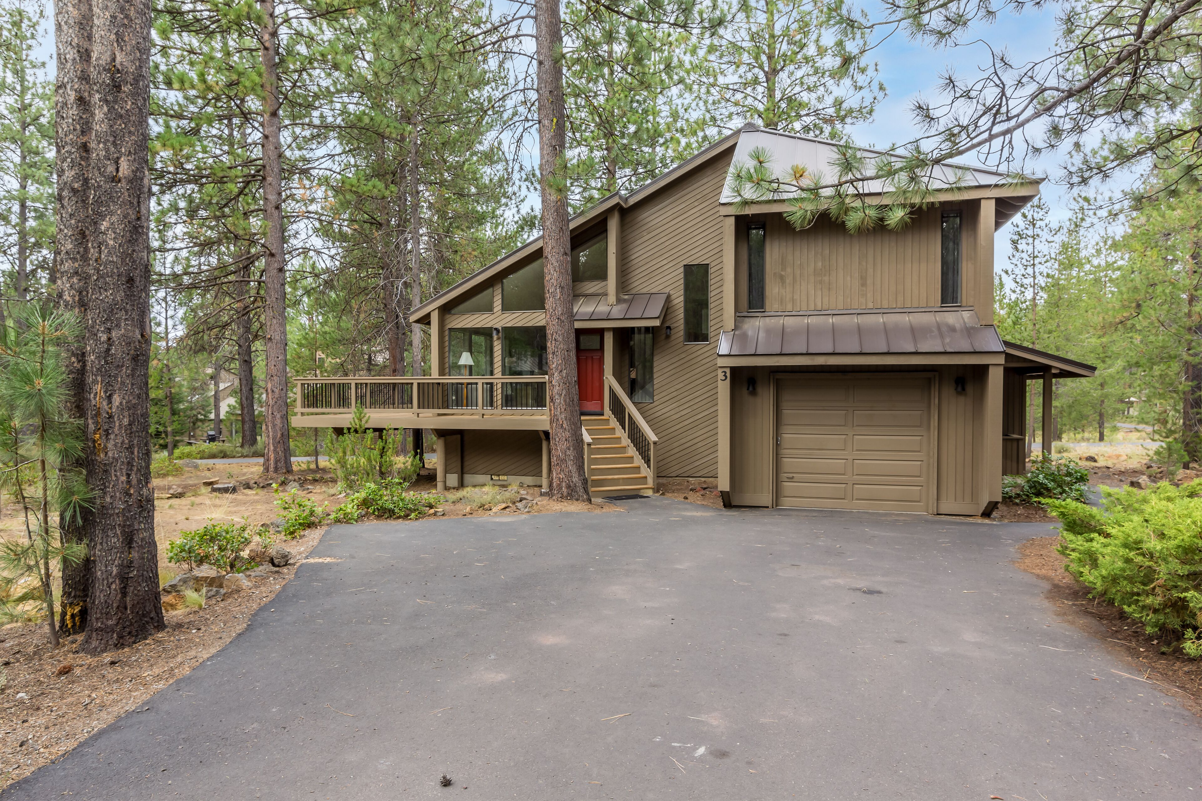Beautiful, Modern Home, Fireplace, Updated Kitchen, Hot Tub, Bikes-LEIS03