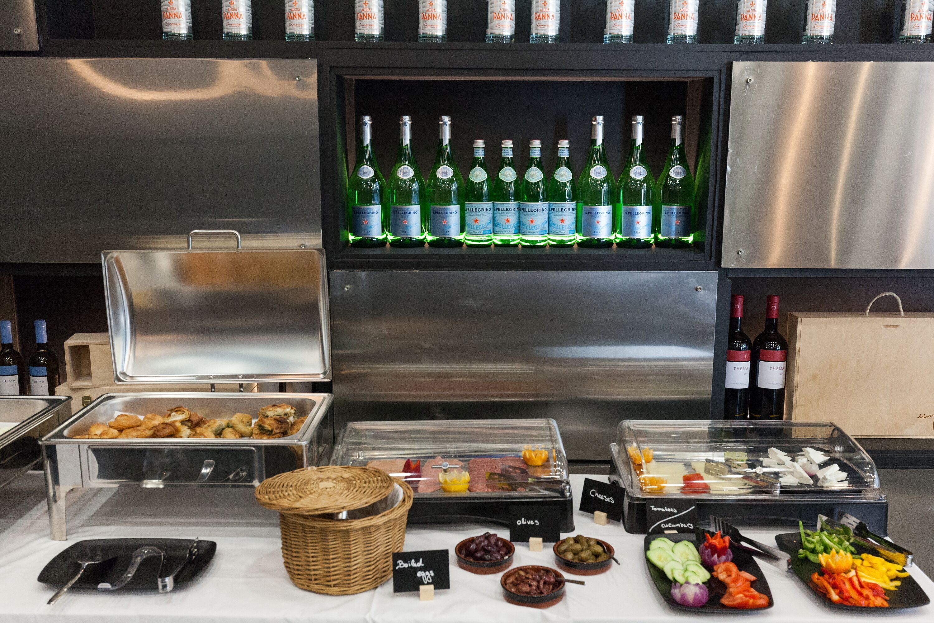 Een buffet met verschillende soorten eten en drinken.