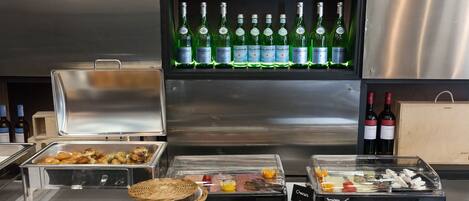 Een buffet met verschillende soorten eten en drinken.