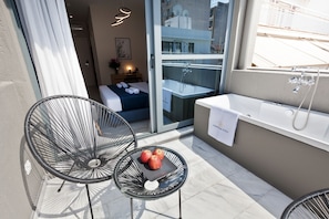 Deluxe-Zimmer, Whirlpool, Stadtblick | Terrasse/Patio