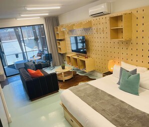 1 bedroom, desk, iron/ironing board, WiFi - Bardo Lofts Courtyard Suite #104 (Dallas)
