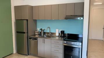 Een koelkast, een magnetron, een oven, een kookplaat