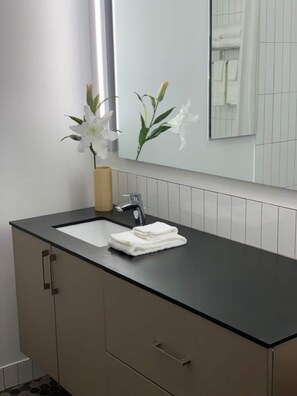 Dusche, Haartrockner, Handtücher