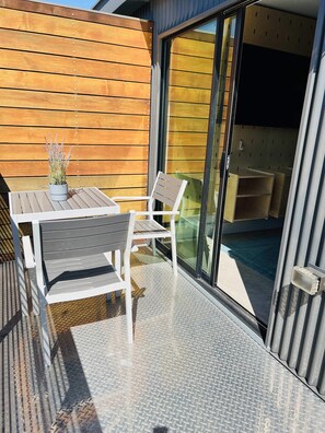 Outdoor dining - Bardo Lofts Suite 302 (Dallas)