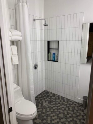 Dusche, Haartrockner, Handtücher