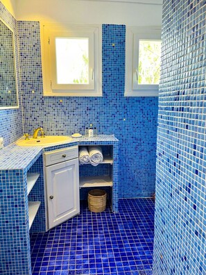 Bathtub, towels, toilet paper - Villa 300m2 with sea view. Sleeps 16. Near St Tropez, Ramatuelle and beaches (La Croix-Valmer)