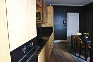 Kühlschrank, Mikrowelle, Ofen, Wasserkocher mit Kaffee-/Teezubehör