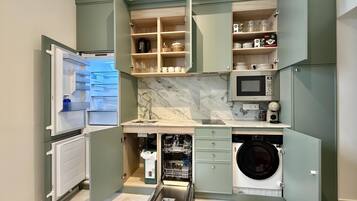 Kühlschrank, Mikrowelle, Ofen, Wasserkocher mit Kaffee-/Teezubehör