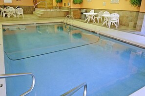 Una piscina cubierta, una piscina al aire libre